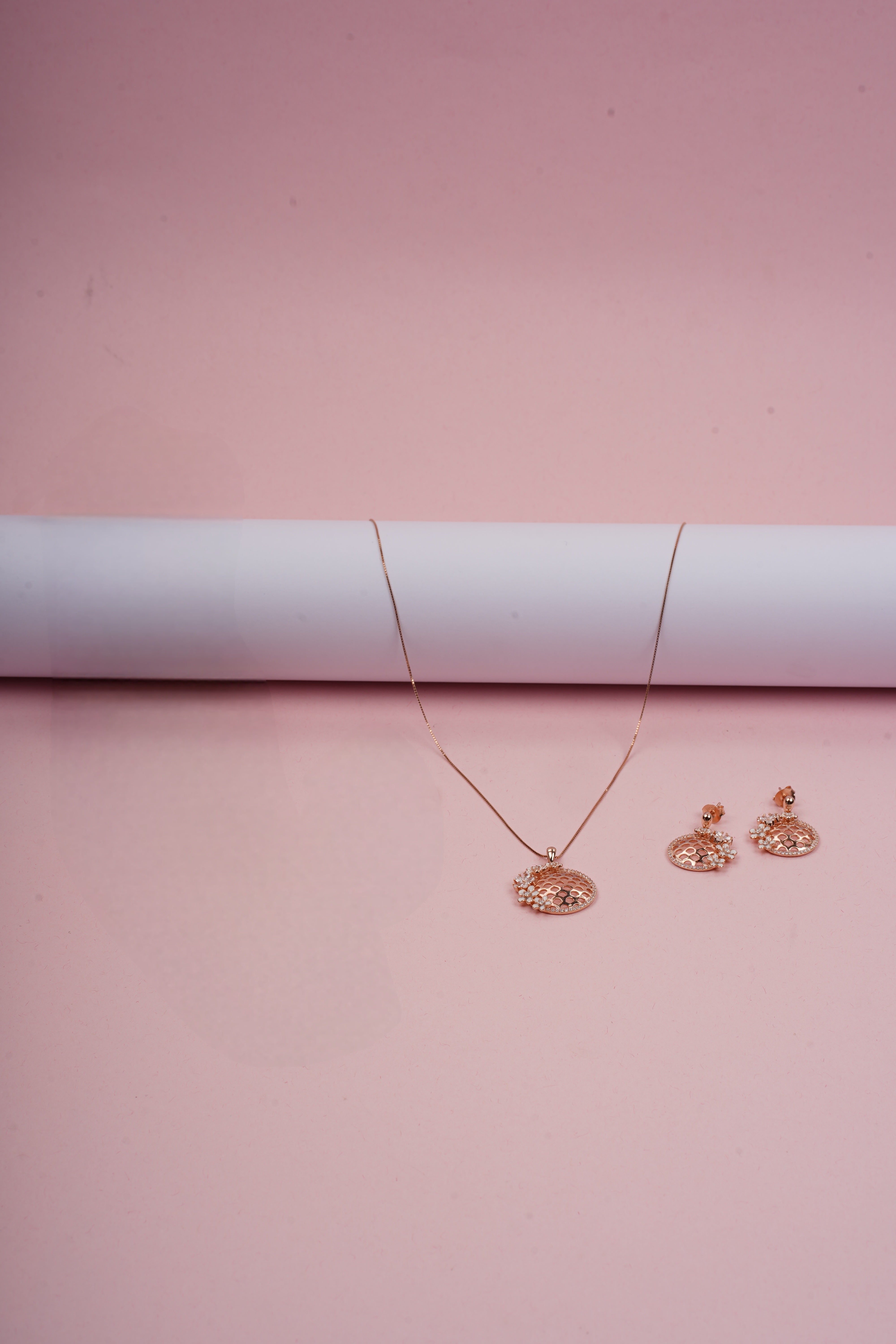 Net cutting pandel set with flowers in side