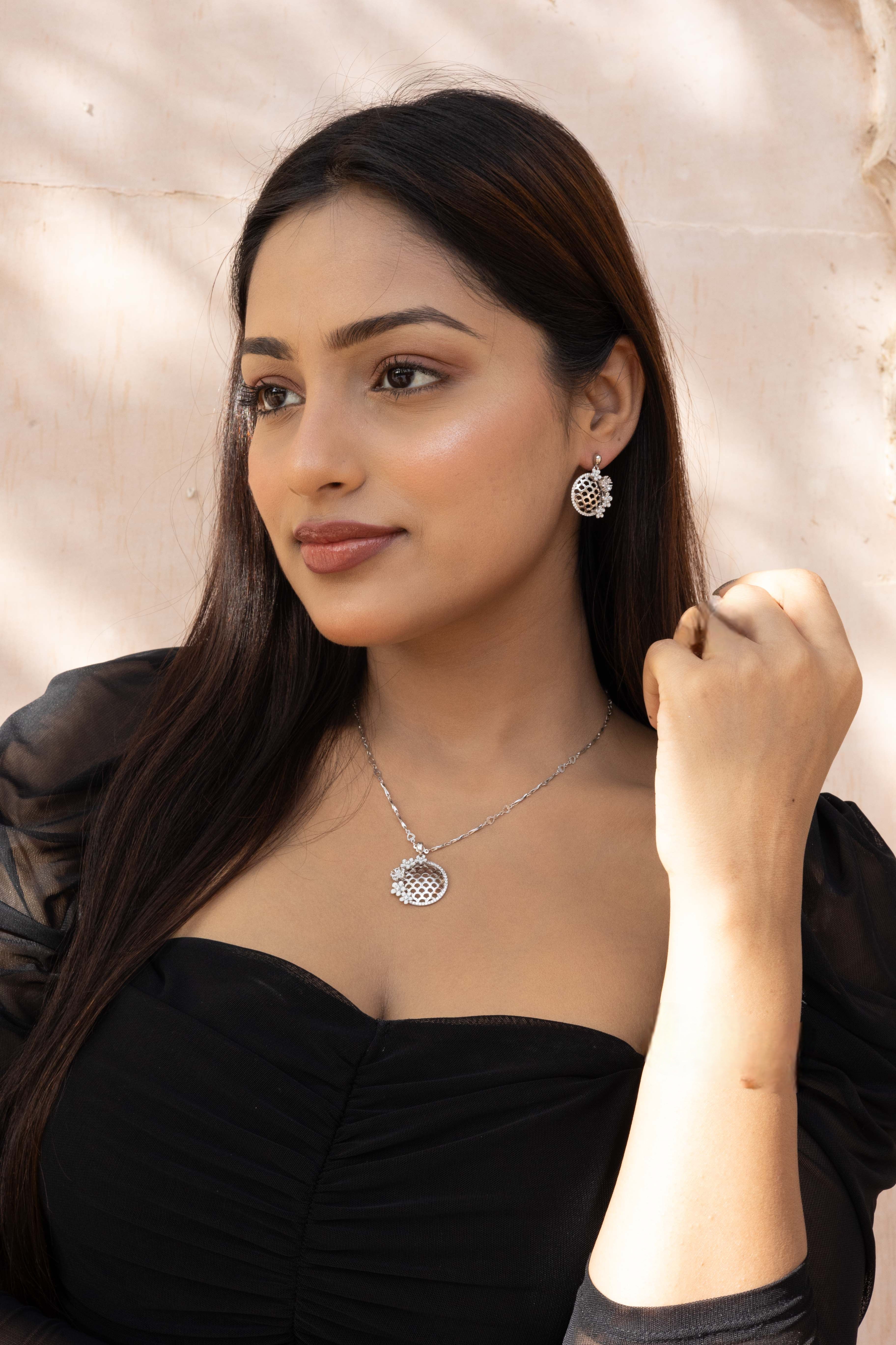 Net cutting pandel set with flowers in side